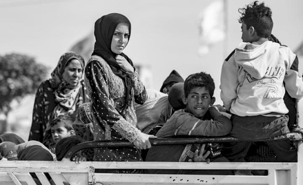 Kurdyjscy cywile opuszczają swoje domy w mieście Tal Abyad