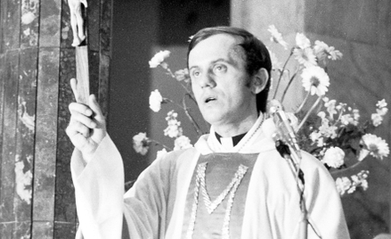Według alternatywnej wersji ks. Jerzy Popiełuszko zginął po kilkudniowych torturach w bunkrze w Borz