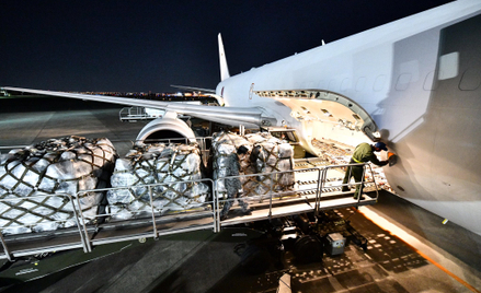 Japonia przekazała Siłom Zbrojnym Ukrainy hełmy i kamizelki kuloodporne. Wiezie je samolot transport