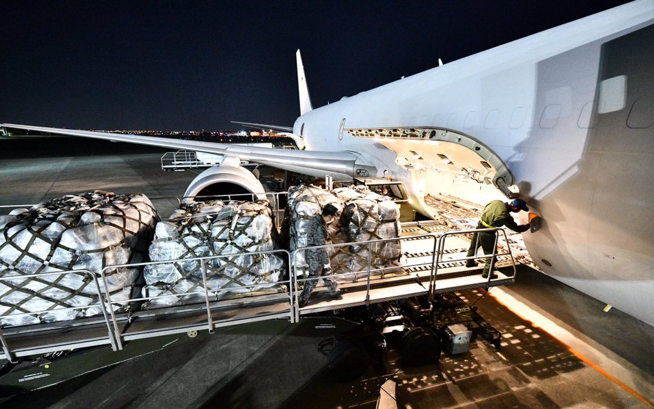 Japonia przekazała Siłom Zbrojnym Ukrainy hełmy i kamizelki kuloodporne. Wiezie je samolot transport