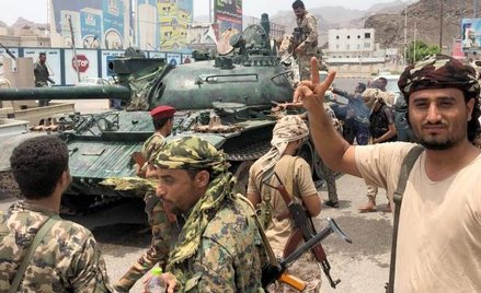Aden 10 sierpnia. Separatyści triumfują po zdobyciu czołgu wojsk rządu wspieranego przez koalicję po