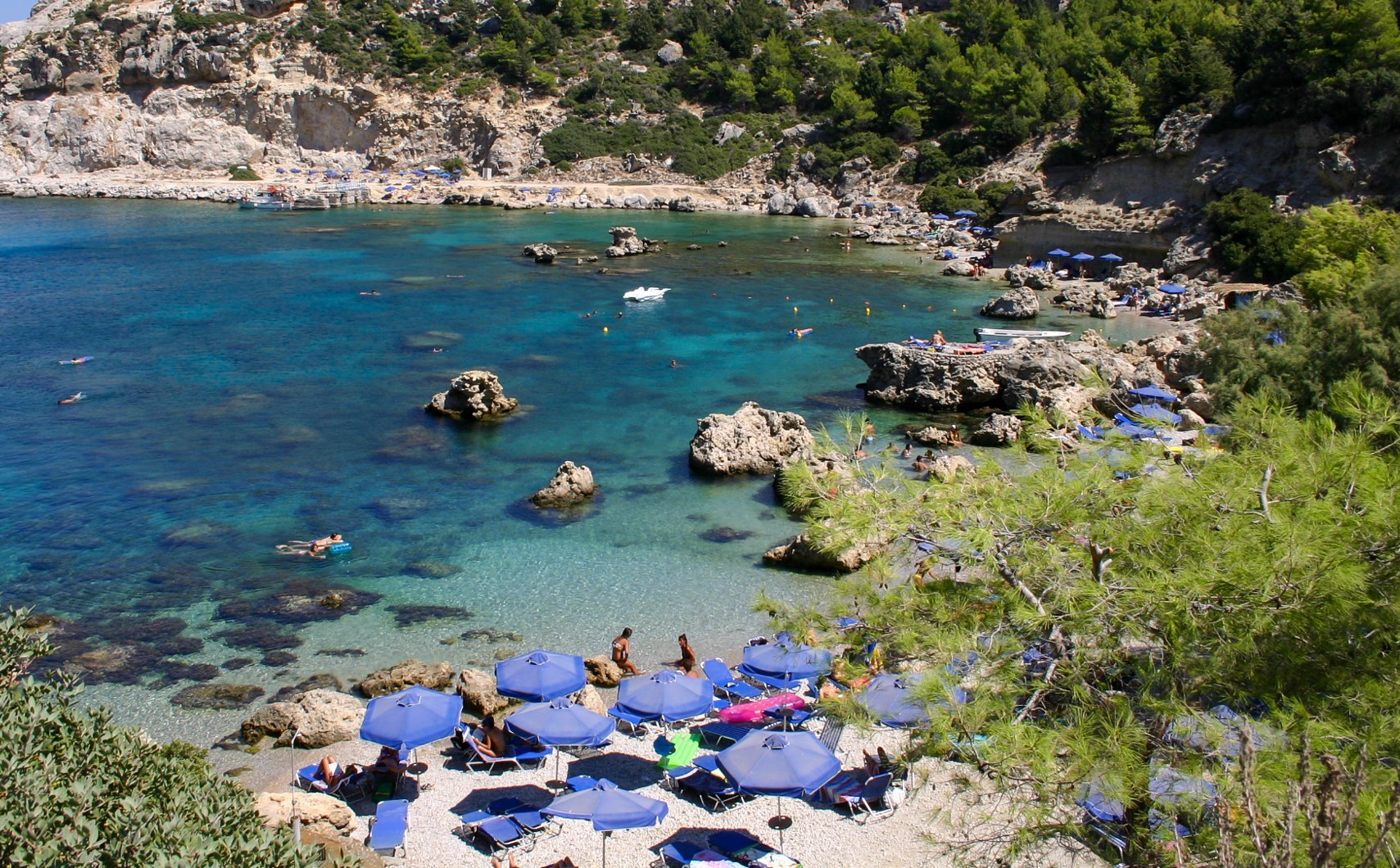 Nielegalne leżaki, blokowanie dostępu do plaż, brak ratowników – tysiące skarg w Grecji