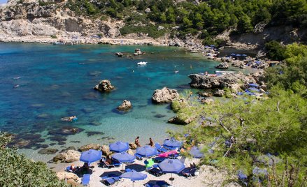 Nielegalne leżaki, blokowanie dostępu do plaż, brak ratowników – tysiące skarg w Grecji