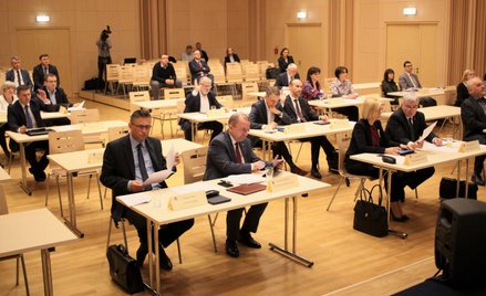 Sesja sejmiku świętokrzyskiego. Wyraźną przewagę ma w nim PiS