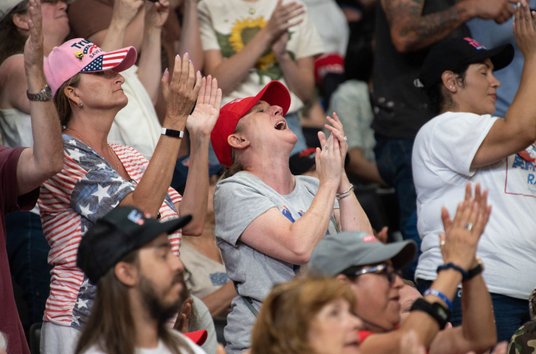 Zwolennicy Trumpa w hali Mohegan Sun Arena w Wilkes-Barre w Pensylwanii