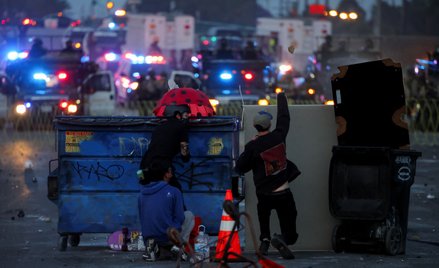 Jeden z protestujących w Paramount w Los Angeles