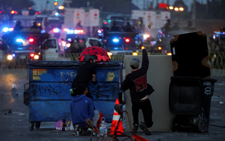 Jeden z protestujących w Paramount w Los Angeles