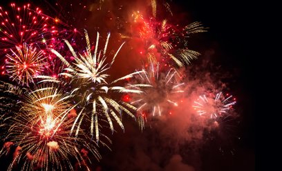 Coraz więcej miast organizuje imprezy sylwestrowe bez fajerwerków – w trosce o komfort mieszkańców i