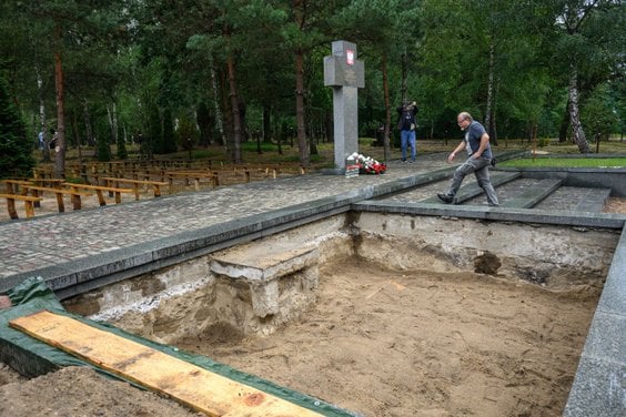 Dyrektor Biura Upamiętniania Walk i Męczeństwa IPN dr Adam Siwek podczas przygotowań do pogrzebu 55 