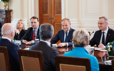 Prezydent RP Andrzej Duda (P), premier RP Donald Tusk (3P), prezydent USA Joe Biden (L-tyłem), minis