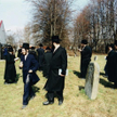 Grupa chasydów ze Stanów Zjednoczonych z rabinem Mendlem Rajbergiem na czele przy ohelu cadyka Chaim