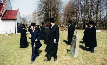 Grupa chasydów ze Stanów Zjednoczonych z rabinem Mendlem Rajbergiem na czele przy ohelu cadyka Chaim