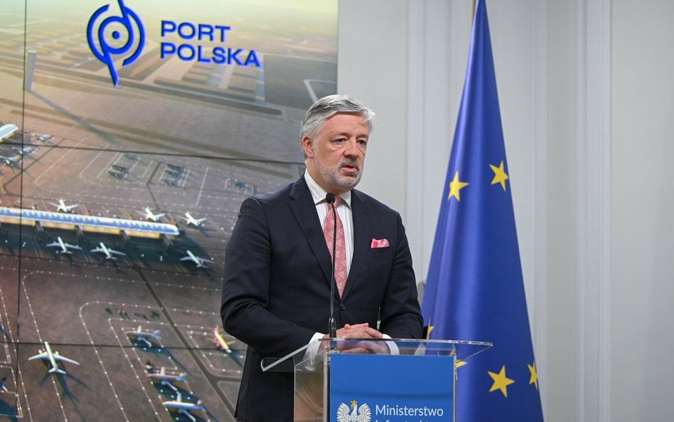 Prezes zarządu Portu Polska Filip Czernicki podczas konferencji prasowej tow. podpisaniu umowy na pr