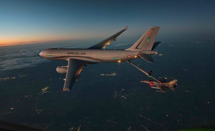 Airbus A330 MRTT w trakcie tankowanie polskiego F-16 z 31. Bazy Lotnictwa Taktycznego w Krzesinach.