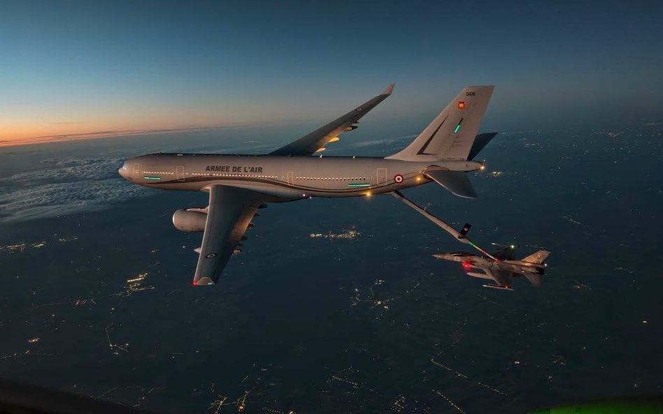 Airbus A330 MRTT w trakcie tankowanie polskiego F-16 z 31. Bazy Lotnictwa Taktycznego w Krzesinach.
