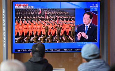 Południowokoreańska telewizja pokazuje paradę wojskową w Pjongjangu