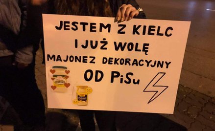 I takie transparenty pojawiają się na ostatnich protestach.