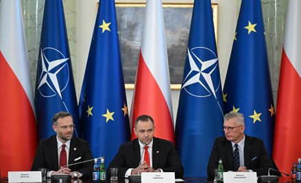 Prezydent RP Karol Nawrocki (w środku), szef KPRP Zbigniew Bogucki (z lewej) i szef BBN Sławomir Cen