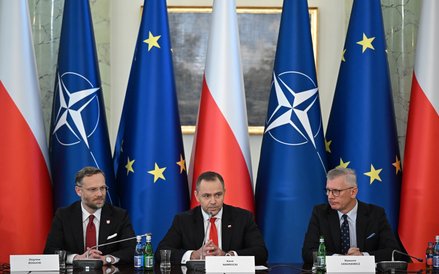 Prezydent RP Karol Nawrocki (w środku), szef KPRP Zbigniew Bogucki (z lewej) i szef BBN Sławomir Cen