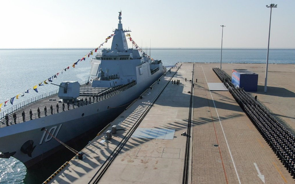 Prototypowy niszczyciel rakietowy Nanchang typu 055. Fot./Ministerstwo Obrony ChRL.