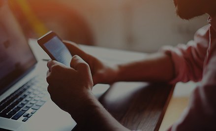 Sondaż: Smartfon narzędziem pierwszej potrzeby
