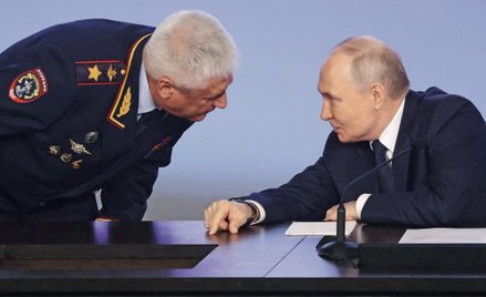 W marcu 2025 r. minister spraw wewnętrznych Władimir Kołokolcew (z lewej) publicznie przyznał, że je