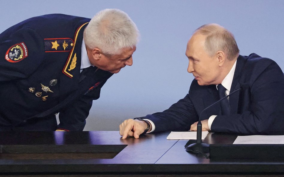 W marcu 2025 r. minister spraw wewnętrznych Władimir Kołokolcew (z lewej) publicznie przyznał, że je