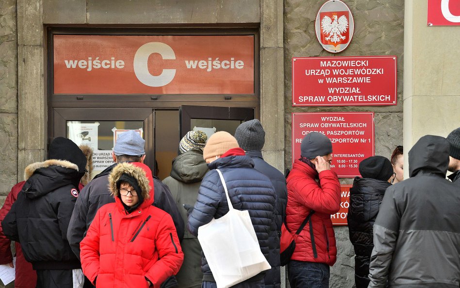 Paszporty: zalew chętnych nie ułatwia pracy urzędnikom