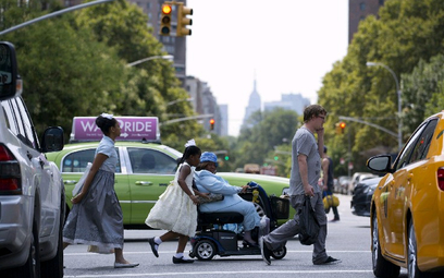 Piesi przechodzą przez ulicę nowojorskiego Harlemu. Sztuczna inteligencja widzi ich inaczej. Okazało