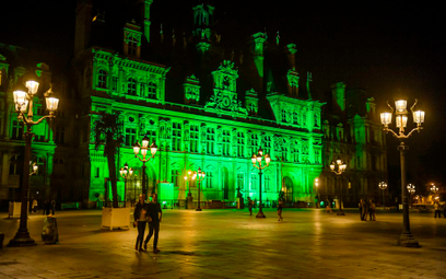 Ratusz w Paryżu został podświetlony na zielono jako znak dezaprobaty francuskiego rządu wobec decyzj