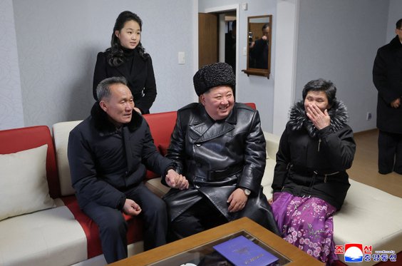 Kim Dzong Un w jednym z mieszkań oddanych do użytku przy nowo otwartej ulicy w Pjongjangu