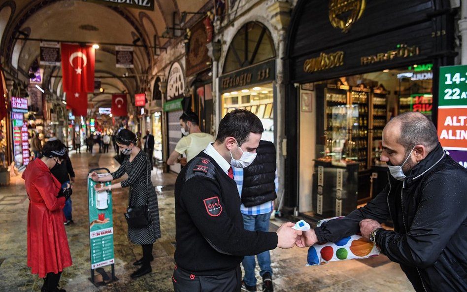 Turcja wznawia loty wewnętrzne i otwiera Wielki Bazar