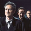 Przemysław Stippa (na pierwszym planie) jako Hamlet w spektaklu Teatru Telewizji w reżyserii Michała