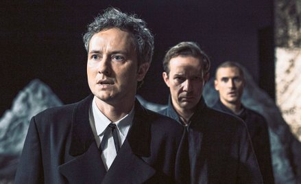 Przemysław Stippa (na pierwszym planie) jako Hamlet w spektaklu Teatru Telewizji w reżyserii Michała