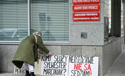 Manifestacja przed siedzibą Państwowej Komisji Wyborczej w Warszawie