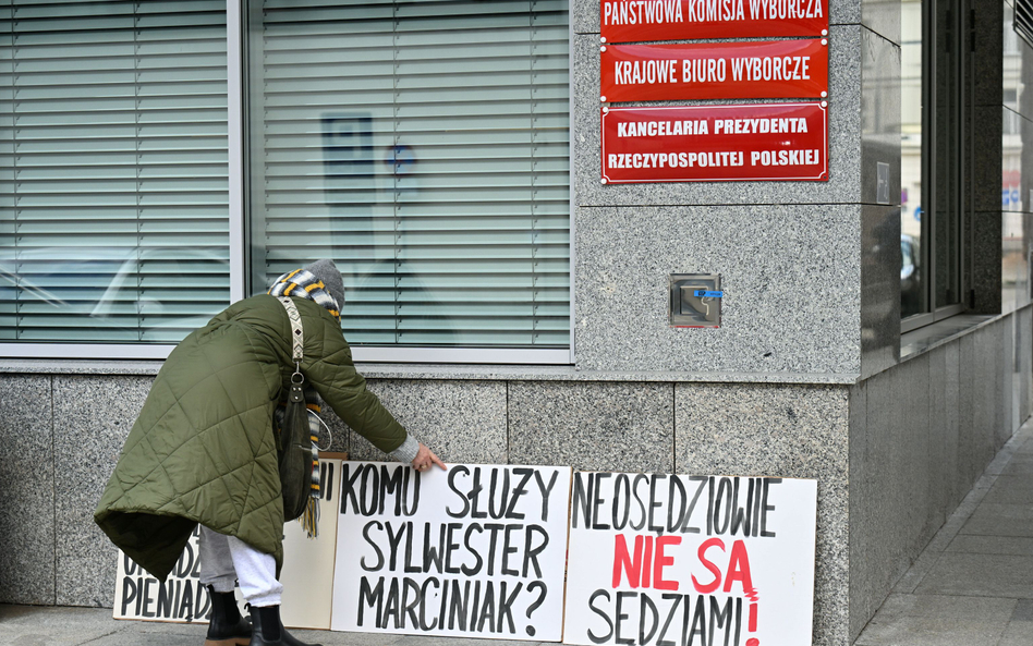 Manifestacja przed siedzibą Państwowej Komisji Wyborczej w Warszawie