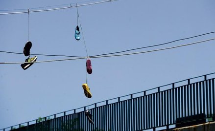 Shoefiti, czyli „buty na druty”, to rozpowszechniony w świecie zwyczaj, któremu przypisywane są różn