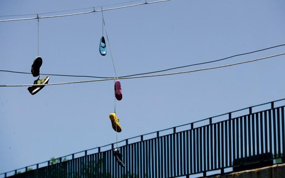 Shoefiti, czyli „buty na druty”, to rozpowszechniony w świecie zwyczaj, któremu przypisywane są różn