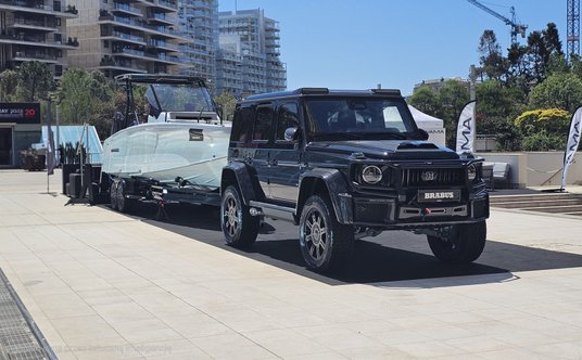 Zestaw Brabusa - zmodernizowana klasa G i przerobiona łódź motorowa