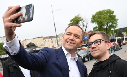 Karol Nawrocki na spotkaniu z wyborcami przed dworcem stacji kolejowej Gdańsk Wrzeszcz