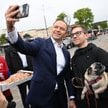Karol Nawrocki na spotkaniu z wyborcami przed dworcem stacji kolejowej Gdańsk Wrzeszcz
