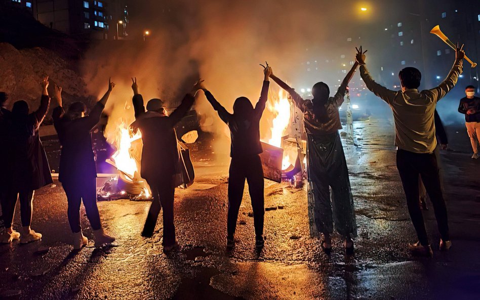 Protesty wybuchły po zatrzymaniu w połowie września tego roku w Teherenie 22-letniiej Kurdyjki Mahsy