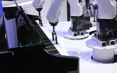 Robot grający na pianinie, którego ramiona są sterowane za pomocą technologii 5G