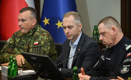 Komendant Główny Policji nadinsp. Marek Boroń (P), wiceminister obrony narodowej Cezary Tomczyk (C) 