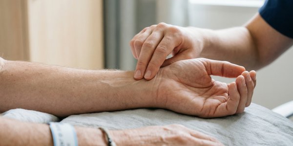 Naukowcy pokazali związek między tętnem spoczynkowym a ryzykiem udaru
