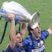 Argentyńska kolonia w Interze - Esteban Cambiasso, Javier Zanetti (z pucharem) i Diego Milito. Z tej