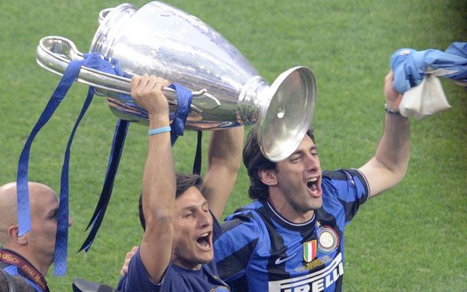 Argentyńska kolonia w Interze - Esteban Cambiasso, Javier Zanetti (z pucharem) i Diego Milito. Z tej