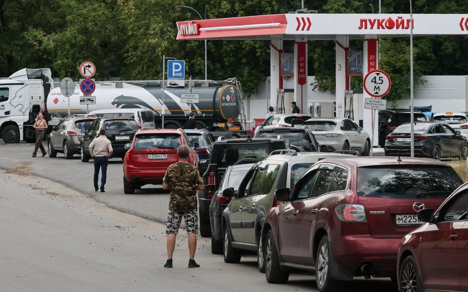 Kryzys paliwowy uderza w Rosję. Benzyna znika ze stacji w całym kraju