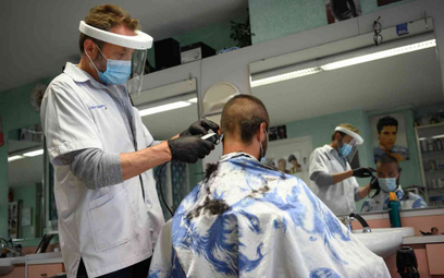 Szwajcaria: Fryzjerzy pobierają dopłatę koronawirusową