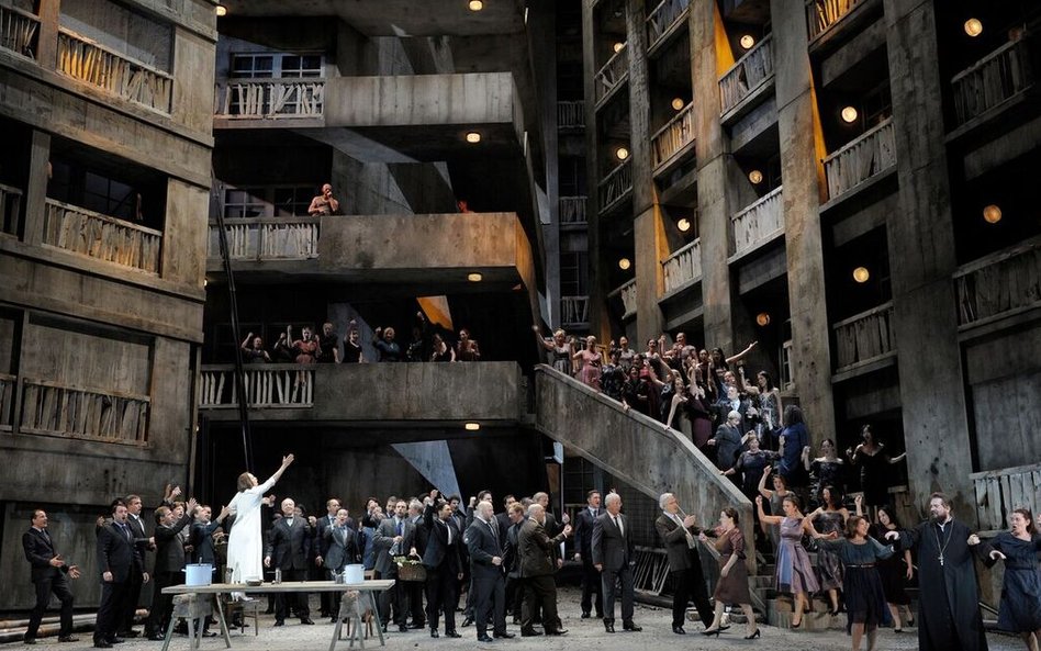 Akcję „Lady Makbet” reżyser Andreas Kriegenburg przeniósł do sowieckiej komunałki